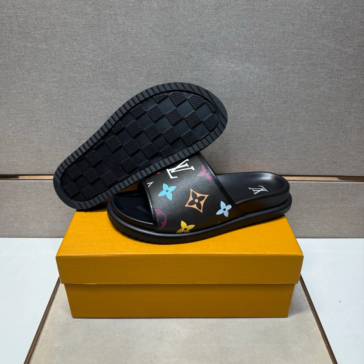 ⬛️Men's shoes 💰p320 [LV～] Men's casual slippers 2025z cabinet sales simultaneously 🔶Size: 38-44 #️⃣ 🔷2 colors🔜The upper is made of multi-material splicing➕Genuine leather lining, comfortable and breathable, sole: original comfortable and wear-resistant outsole, ⚠️Real shot📱Photographed🎬The real thing is better📢📢📢